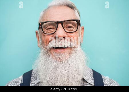 Porträt eines älteren Mannes mit Hipster-Brille im Freien - Fokus auf die Augen Stockfoto