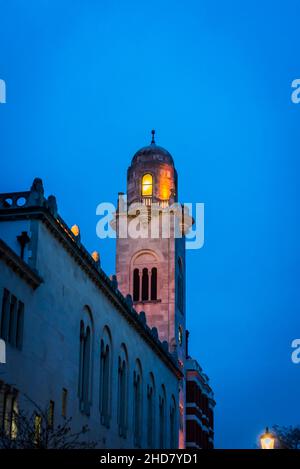 Farbenfroh beleuchtete Cadogan Hall, eine Konzerthalle in Sloane Terrace, London, England, Großbritannien Stockfoto