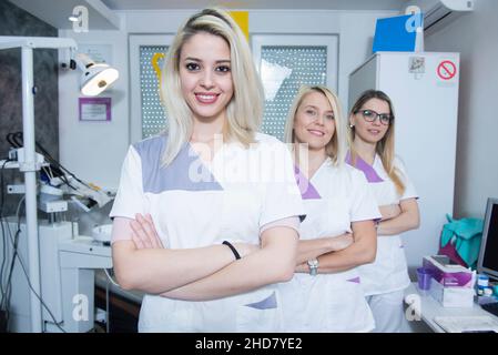 Weibliches Zahnarztteam steht zusammen Stockfoto
