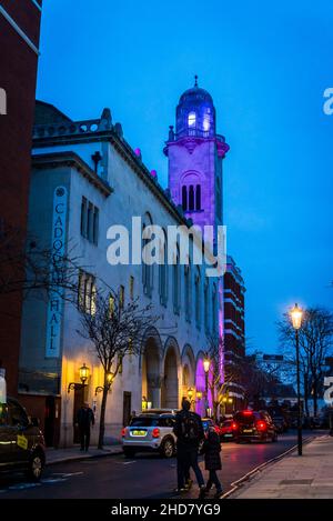 Farbenfroh beleuchtete Cadogan Hall, eine Konzerthalle in Sloane Terrace, London, England, Großbritannien Stockfoto