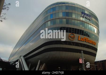 Westansicht des Squaire-Gebäudes am Frankfurter Flughafen. Stockfoto