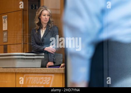 File Photo - Elizabeth Holmes, Gründerin und ehemalige CEO von Theranos, kommt am Montag, den 4. November 2019, im US-Bezirksgericht im Robert F. Peckham Federal Building in San Jose, Kalifornien, zur Motion Hearing. (Foto von Yichuan Cao/Sipa USA) Stockfoto