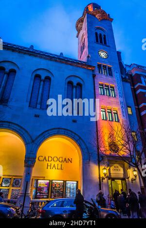 Farbenfroh beleuchtete Cadogan Hall, eine Konzerthalle in Sloane Terrace, London, England, Großbritannien Stockfoto