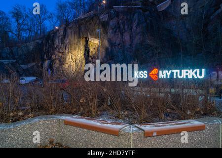 Turku, Finnland - 21. Dezember 2021: Nachtansicht von 'Kiss My Turku' Light Sign von Aura Riverside. Stockfoto