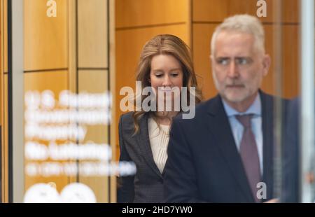 File Photo - Elizabeth Holmes, Gründerin und ehemalige CEO von Theranos, verlässt am Montag, den 4. November 2019, die Anhörung im US-Bezirksgericht im Robert F. Peckham Federal Building in San Jose, Kalifornien. (Foto von Yichuan Cao/Sipa USA) Stockfoto