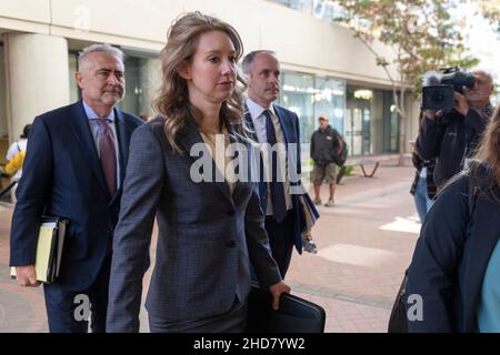 File Photo - Elizabeth Holmes, Gründerin und ehemalige CEO von Theranos, kommt am Montag, den 4. November 2019, im US-Bezirksgericht im Robert F. Peckham Federal Building in San Jose, Kalifornien, zur Motion Hearing. (Foto von Yichuan Cao/Sipa USA) Stockfoto