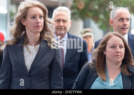 File Photo - Elizabeth Holmes, Gründerin und ehemalige Geschäftsführerin von Theranos, kommt am Montag, den 4. November 2019, mit ihren Anwälten zur Bewegungsverhandlung im US-Bezirksgericht im Robert F. Peckham Federal Building in San Jose, Kalifornien, an. (Foto von Yichuan Cao/Sipa USA) Stockfoto