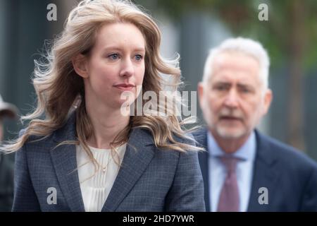 File Photo - Elizabeth Holmes, Gründerin und ehemalige CEO von Theranos, kommt am Montag, den 4. November 2019, im US-Bezirksgericht im Robert F. Peckham Federal Building in San Jose, Kalifornien, zur Motion Hearing. (Foto von Yichuan Cao/Sipa USA) Stockfoto