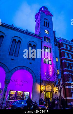 Farbenfroh beleuchtete Cadogan Hall, eine Konzerthalle in Sloane Terrace, London, England, Großbritannien Stockfoto