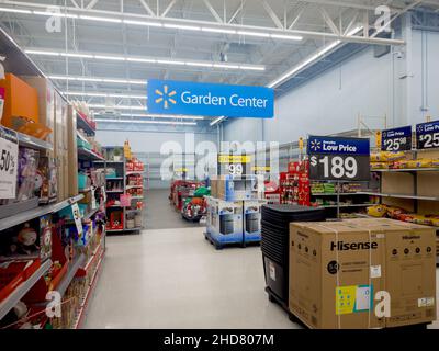 New Hartford, New York - 3. Januar 2022: Vertikale Weitansicht des Walmart Garden Center Stockfoto