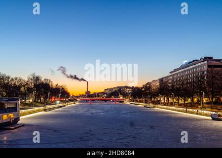 Weitwinkelansicht des Aura-Flusses in Turku, Finnland, der im Winter gefroren ist. Stockfoto