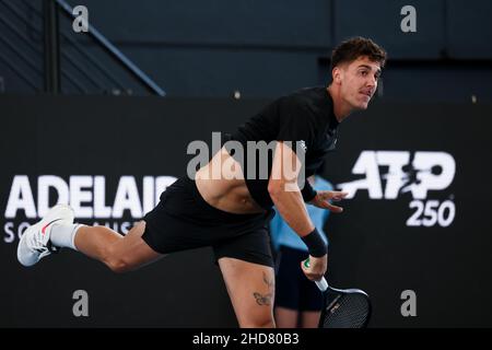 Adelaide, Australien, 4. Januar 2022. Der Australier Thanasi Kokkinakis serviert den Ball während des ATP-Einzelspieles zwischen dem Australier Thanasi Kokkinakis und dem Australier John Millman am zweiten Tag des Adelaide International Tennisturniers am 04. Januar 2022 in Adelaide, Australien. Quelle: Peter Mundy/Speed Media/Alamy Live News Stockfoto