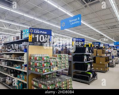 New Hartford, New York - 3. Januar 2022: Vertikale Weitansicht der Lager- und Wäscheabteilung von Walmart Supercneter Stockfoto