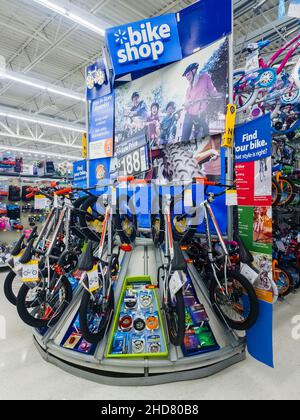 New Hartford, New York - 3. Januar 2022: Vertikale Weitansicht der Fahrradabteilung des Walmart Supercenter Stockfoto