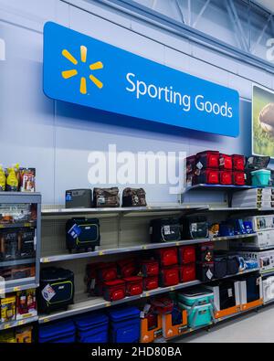 New Hartford, New York - 3. Januar 2022: Vertikale Weitansicht der Sportartikelabteilung des Walmart Supercenter. Stockfoto