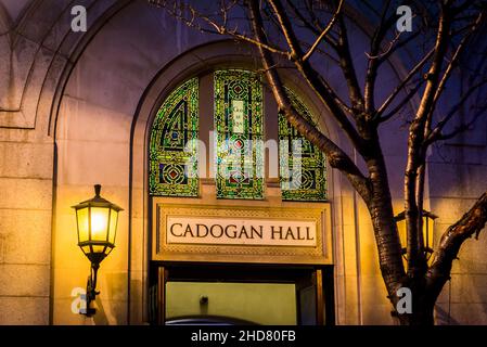 Farbenfroh beleuchtete Cadogan Hall, eine Konzerthalle in Sloane Terrace, London, England, Großbritannien Stockfoto