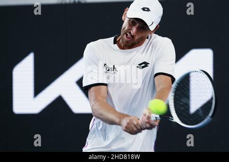 Adelaide, Australien, 4. Januar 2022. John Millman aus Australien trifft beim ATP-Einzelspiel zwischen Thanasi Kokkinakis aus Australien und John Millman aus Australien am zweiten Tag des Adelaide International Tennisturniers am Memorial Drive am 04. Januar 2022 in Adelaide, Australien, eine Rückhand. Quelle: Peter Mundy/Speed Media/Alamy Live News Stockfoto