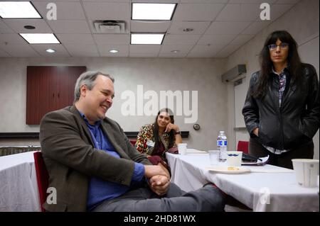 Andy Hogue, Vice President of Speaking of Liberty und Leiter der Kommunikationsabteilung der lokalen Republikanischen Partei in Austin, Texas, am 08. Dezember 2021. Andy Hogue mit Rupal Chaudhari, einem ehemaligen Migrationsrechtsanwalt und Ökonom, der sich für eine Richterstellung in Travis County einsetzt, und der Musikerin Rachel Lopez. Die texanischen Konservativen schärfen ihre Argumente bei der Rede vom Liberty Speaker's Club vor dem, was sie hoffen, dass es eine erfolgreiche republikanische Zwischenwahl sein wird. Foto: Henrik Montgomery / TT Code 10060 Stockfoto