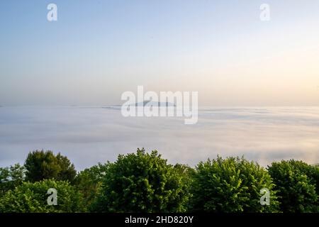 Blick auf den Monte Conero von Potenza Picena, Fog, Marken, Italien, Europa Stockfoto