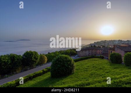 Blick von Potenza Picena, Nebel, Marken, Italien, Europa Stockfoto