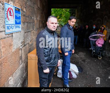 Im Bild: Anas Sarwar trifft den GMB-Einberufler Chris Mitchell. Anas Sarwar, der Vorsitzende der schottischen Labour-Partei, traf sich mit Reinigungskräften der Gewerkschaft GMB, die mit der schottischen Regierung in Konflikt stehen und während des bevorstehenden Klimagipfels COP26 in der Stadt streiken werden. , (c) Dave Johnston Stockfoto