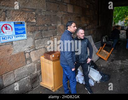 Im Bild: Anas Sarwar trifft den GMB-Einberufler Chris Mitchell. Anas Sarwar, der Vorsitzende der schottischen Labour-Partei, traf sich mit Reinigungskräften der Gewerkschaft GMB, die mit der schottischen Regierung in Konflikt stehen und während des bevorstehenden Klimagipfels COP26 in der Stadt streiken werden. , (c) Dave Johnston Stockfoto