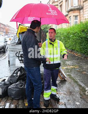 Im Bild: Anas Sarwar trifft auf den Reinigungsoperativ Barry McAreavey. Anas Sarwar, der Vorsitzende der schottischen Labour-Partei, traf sich mit Reinigungskräften der Gewerkschaft GMB, die mit der schottischen Regierung in Konflikt stehen und während des bevorstehenden Klimagipfels COP26 in der Stadt streiken werden. , (c) Dave Johnston Stockfoto