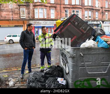 Im Bild: Anas Sarwar trifft auf den Reinigungsoperativ Barry McAreavey. Anas Sarwar, der Vorsitzende der schottischen Labour-Partei, traf sich mit Reinigungskräften der Gewerkschaft GMB, die mit der schottischen Regierung in Konflikt stehen und während des bevorstehenden Klimagipfels COP26 in der Stadt streiken werden. , (c) Dave Johnston Stockfoto