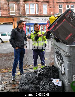 Im Bild: Anas Sarwar trifft auf den Reinigungsoperativ Barry McAreavey. Anas Sarwar, der Vorsitzende der schottischen Labour-Partei, traf sich mit Reinigungskräften der Gewerkschaft GMB, die mit der schottischen Regierung in Konflikt stehen und während des bevorstehenden Klimagipfels COP26 in der Stadt streiken werden. , (c) Dave Johnston Stockfoto