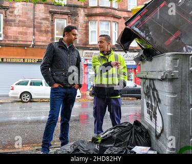 Im Bild: Anas Sarwar trifft auf den Reinigungsoperativ Barry McAreavey. Anas Sarwar, der Vorsitzende der schottischen Labour-Partei, traf sich mit Reinigungskräften der Gewerkschaft GMB, die mit der schottischen Regierung in Konflikt stehen und während des bevorstehenden Klimagipfels COP26 in der Stadt streiken werden. , (c) Dave Johnston Stockfoto