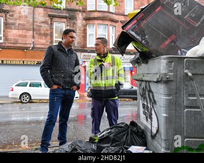 Im Bild: Anas Sarwar trifft auf den Reinigungsoperativ Barry McAreavey. Anas Sarwar, der Vorsitzende der schottischen Labour-Partei, traf sich mit Reinigungskräften der Gewerkschaft GMB, die mit der schottischen Regierung in Konflikt stehen und während des bevorstehenden Klimagipfels COP26 in der Stadt streiken werden. , (c) Dave Johnston Stockfoto