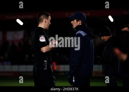 Bristol Rover Manager Joey Barton remonstriert mit dem Schiedsrichter nach einem Zwischenfall vor Ort während ihres EFL 2-Spiels gegen Salford City. 23/11/21 Stockfoto