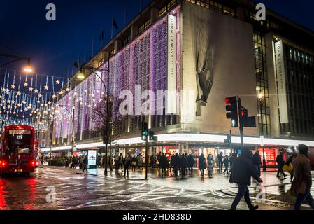 Kaufhaus John Lewis und Einkaufsbummel in der Oxford Street, einer berühmten Einkaufsstraße mit beleuchteten Weihnachtslichtern, London, England, Großbritannien Stockfoto