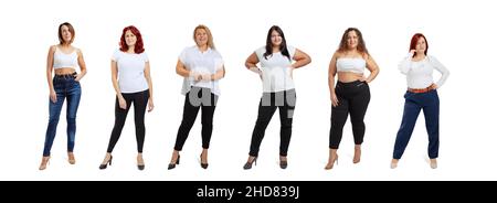 Satz von Ganzkörperporträts von Frauen in Übergröße, die weißes T-Shirt und Jeans tragen und isoliert auf weißem Studiohintergrund posieren. Body-positive-Konzept Stockfoto