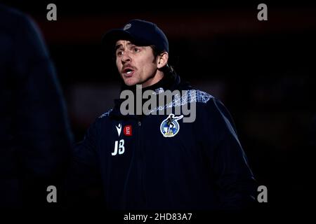 Bristol Rover Manager Joey Barton remonstriert mit dem Schiedsrichter nach einem Zwischenfall vor Ort während ihres EFL 2-Spiels gegen Salford City. 23/11/21 Stockfoto