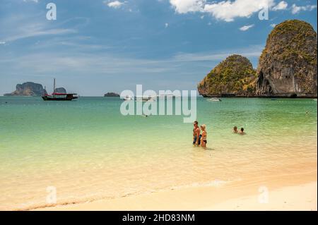 Prah Nang Beach auf der Halbinsel Railay Beach ist einer der schönsten Strände Thailands. Stockfoto