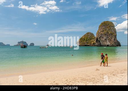 Prah Nang Beach auf der Halbinsel Railay Beach ist einer der schönsten Strände Thailands. Stockfoto