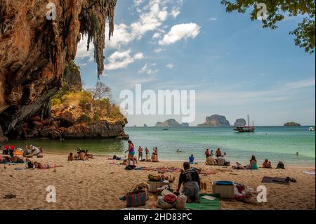 Die Höhle am Prah Nang Beach auf der Halbinsel Railay Beach, einem der schönsten Strände Thailands. Stockfoto