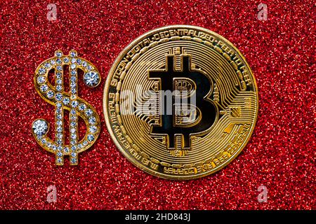 goldenes Dollar-Schild mit Edelsteinen und Bitcoin auf rotem Glitzer-Hintergrund für Designzwecke Stockfoto