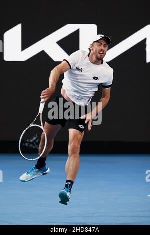 Adelaide, Australien, 4. Januar 2022. John Millman aus Australien serviert den Ball während des ATP-Einzelkampfs zwischen Thanasi Kokkinakis aus Australien und John Millman aus Australien am zweiten Tag des Adelaide International Tennisturniers am 04. Januar 2022 in Adelaide, Australien. Quelle: Peter Mundy/Speed Media/Alamy Live News Stockfoto