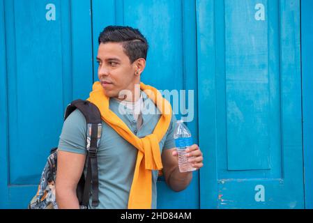 Junge hispanische Männer mit einer Flasche Wasser, Panama Stockfoto
