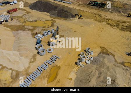 Betonabwasserkanäle stapeln sich auf Stapelrohren für Kanalsysteme in Bereichen in der Nähe von Baustellen Stockfoto