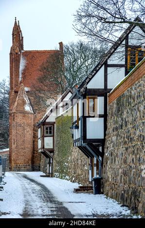 Mittelalterliche Stadtmauer mit Wieck-Häusern (norddeutsche Variante eines Wachhauses) im Winter, Neubrandenburg, Deutschland. Stockfoto