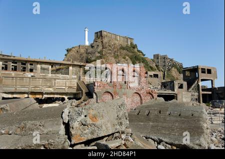 Ruinen mehrerer Gebäude auf der verlassenen Insel Hashima, auch bekannt als Gunkanjima oder Battleship Island, in der Nähe von Nagasaki, Japan Stockfoto