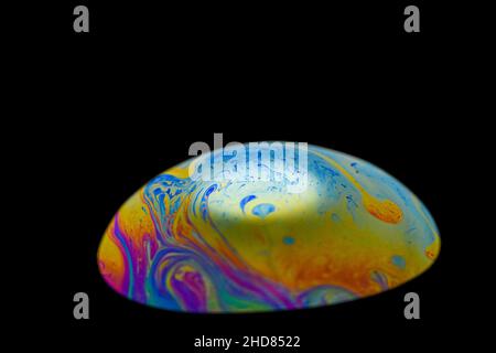 Mehrfarbiger psychedelischer Alien-Planet mit einer Atmosphäre in der Dunkelheit des Universums. Seifenblasen aus nächster Nähe Stockfoto