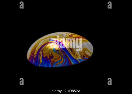 Mehrfarbiger psychedelischer Alien-Planet mit einer Atmosphäre in der Dunkelheit des Universums. Seifenblasen aus nächster Nähe Stockfoto
