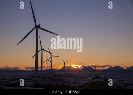 Windmühlen im Sonnenuntergang, Smøla, Norwegen Stockfoto