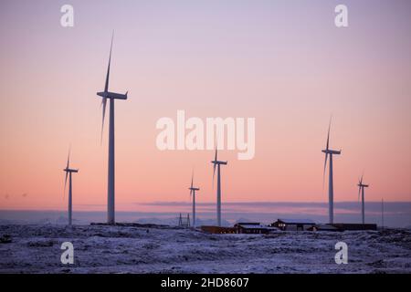 Windmühlen im Sonnenuntergang, Smøla, Norwegen Stockfoto