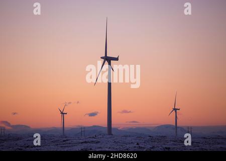 Windmühlen im Sonnenuntergang, Smøla, Norwegen Stockfoto