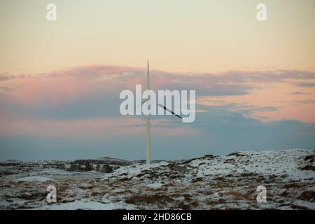 Windmühlen im Sonnenuntergang, Smøla, Norwegen Stockfoto